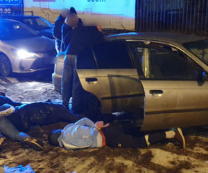 Kradli z samochodów damskie torebki