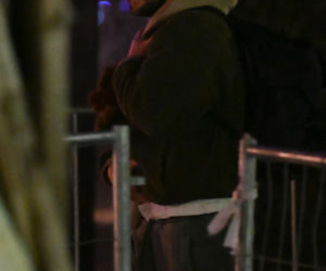 Sebastian Fabijański z pieskiem na spacerze