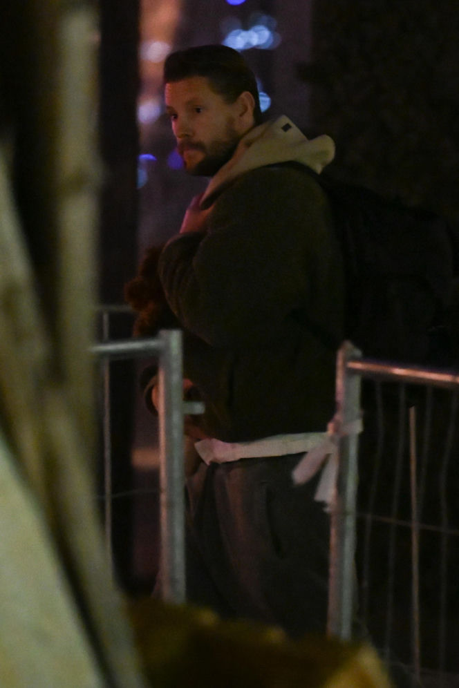 Sebastian Fabijański z pieskiem na spacerze