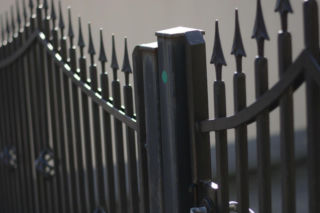Koniec kolców i ostrych bram. Państwo zaostrza przepisy