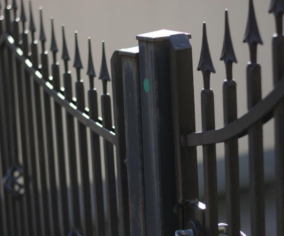 Koniec z kolcami na płotach! Rząd zaostrza przepisy. Zmiany dotkną tysiące Polaków