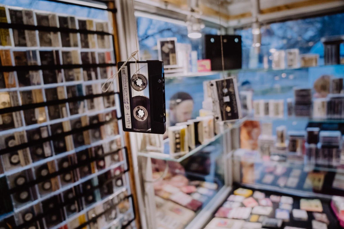 Zapełnili kiosk kasetami. Tak na Węglinie powstała niezwykła wystawa przenosząca w czasie [GALERIA]