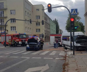 Groźny wypadek busa i osobówki w centrum Łodzi 