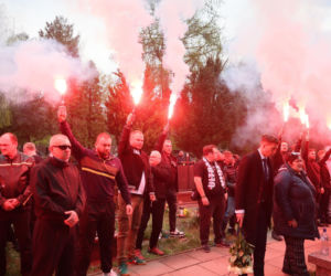 Pogrzeb Jacka Magiery: kibice odpalili race