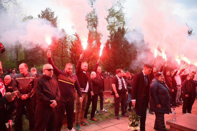 Pogrzeb Jacka Magiery: kibice odpalili race