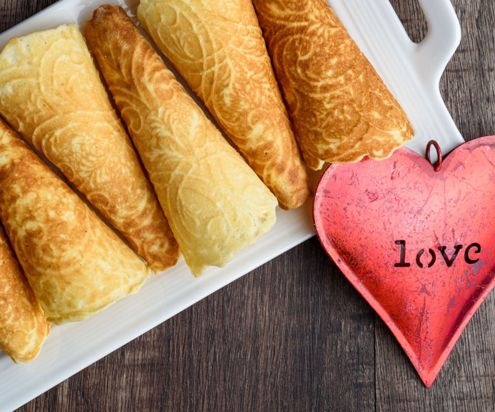 Krumkake - przepis an norweskie ciasteczka wafowe, ciniutkie i chrupkie