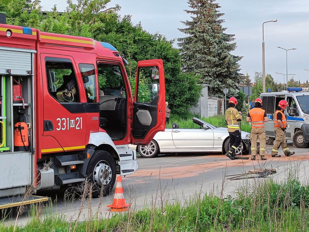 Kompletnie pijany policjant rozbił dwie osobówki. Jego sportowy kabriolet gruchnął w BMW i złamał betonowy słup