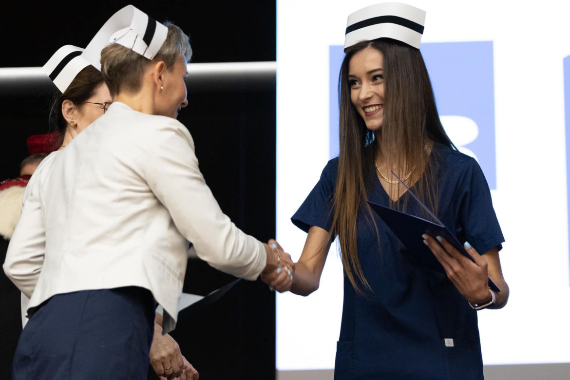 Nowe i młode pielęgniarki. Czepkowanie na Uniwersytecie Rzeszowskim [GALERIA]