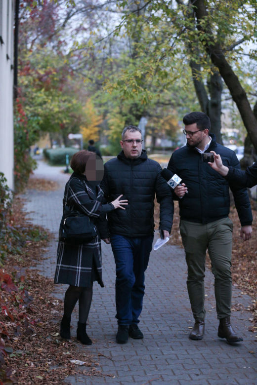 Przemysław Czarnecki opuszcza izbę wytrzeźwień