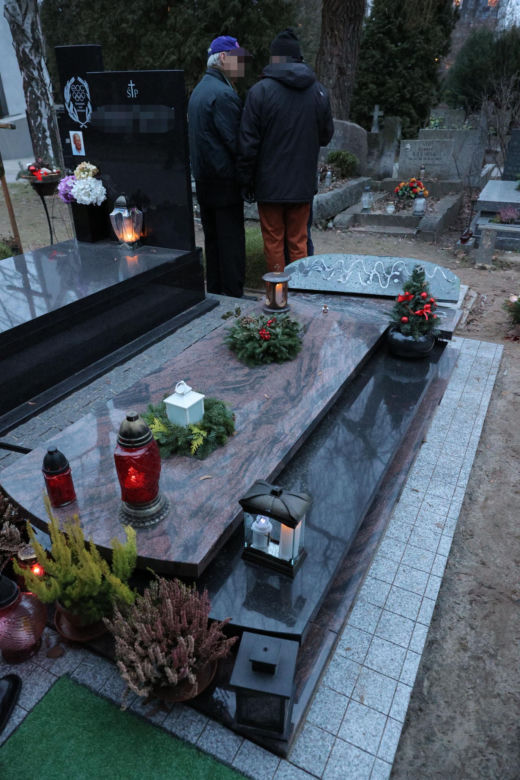 Żałobnik przewrócił pomnik na pogrzebie Kamińskiego