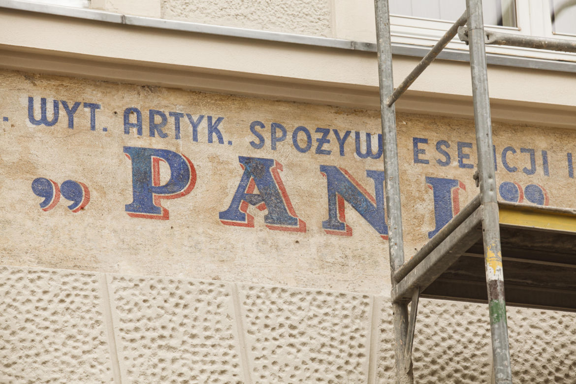 Remont kamienicy odsłonił powojenne szyldy