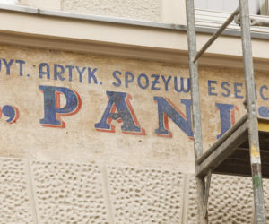 Remont kamienicy odsłonił powojenne szyldy
