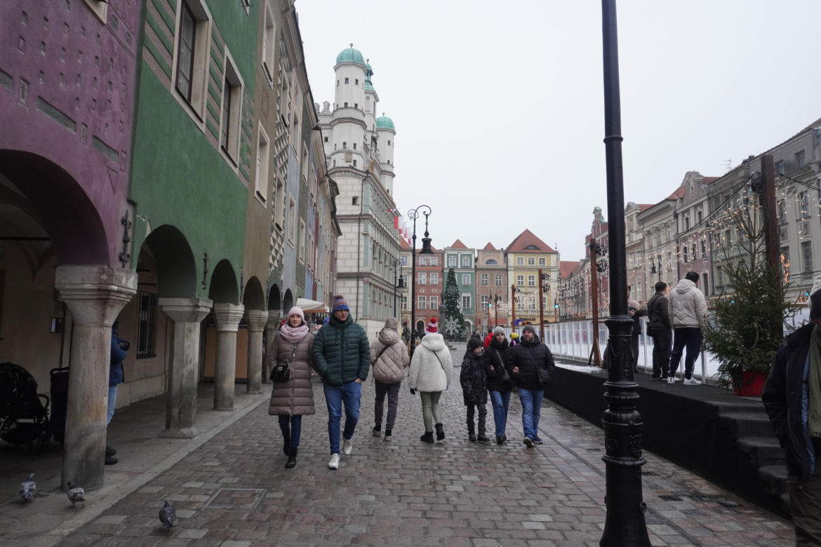 Tłumy ludzi na świątecznym spacerze na Starym Rynku w Poznaniu