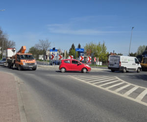 Osiem samochodów na minutę! Tyle pojazdów przejeżdża przez Trzebnicę i Milicz