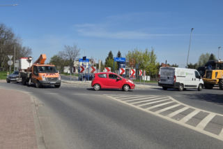 Osiem samochodów na minutę! Tyle pojazdów przejeżdża przez Trzebnicę i Milicz