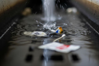 Toaleta to nie śmietnik. Ile kosztują błędy w kanalizacji?