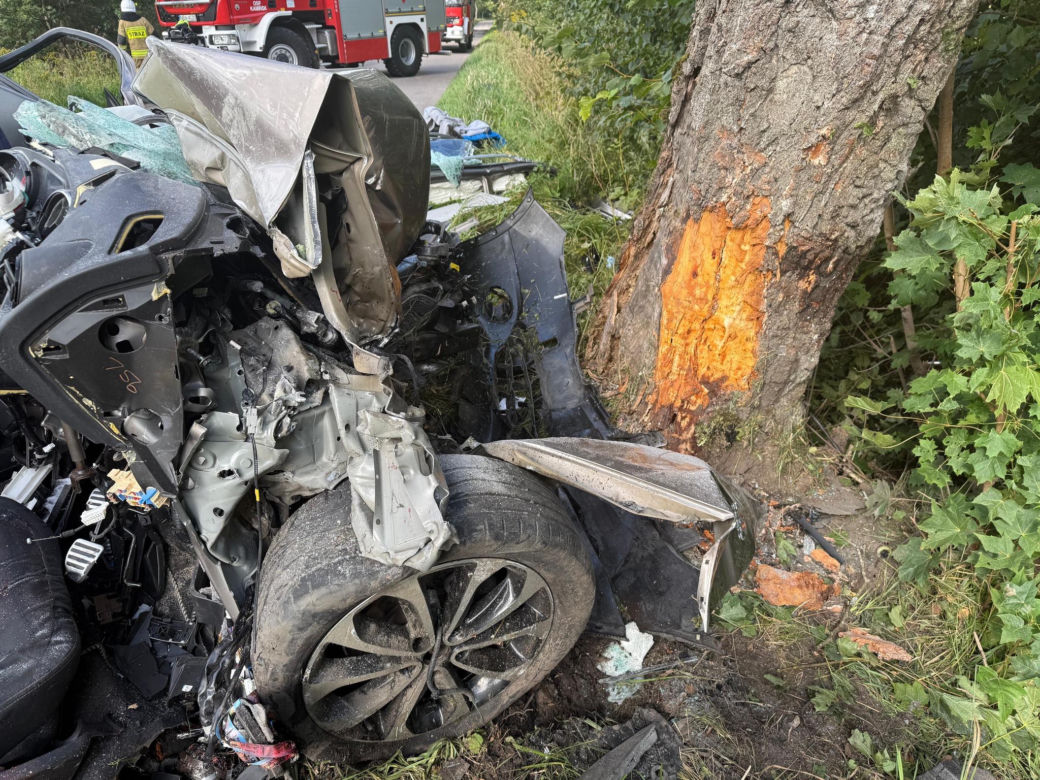 Samochód z czteroosobową rodziną uderzył w drzewo. Tragiczny wypadek na trasie Górowo Iławeckie – Kamińsk