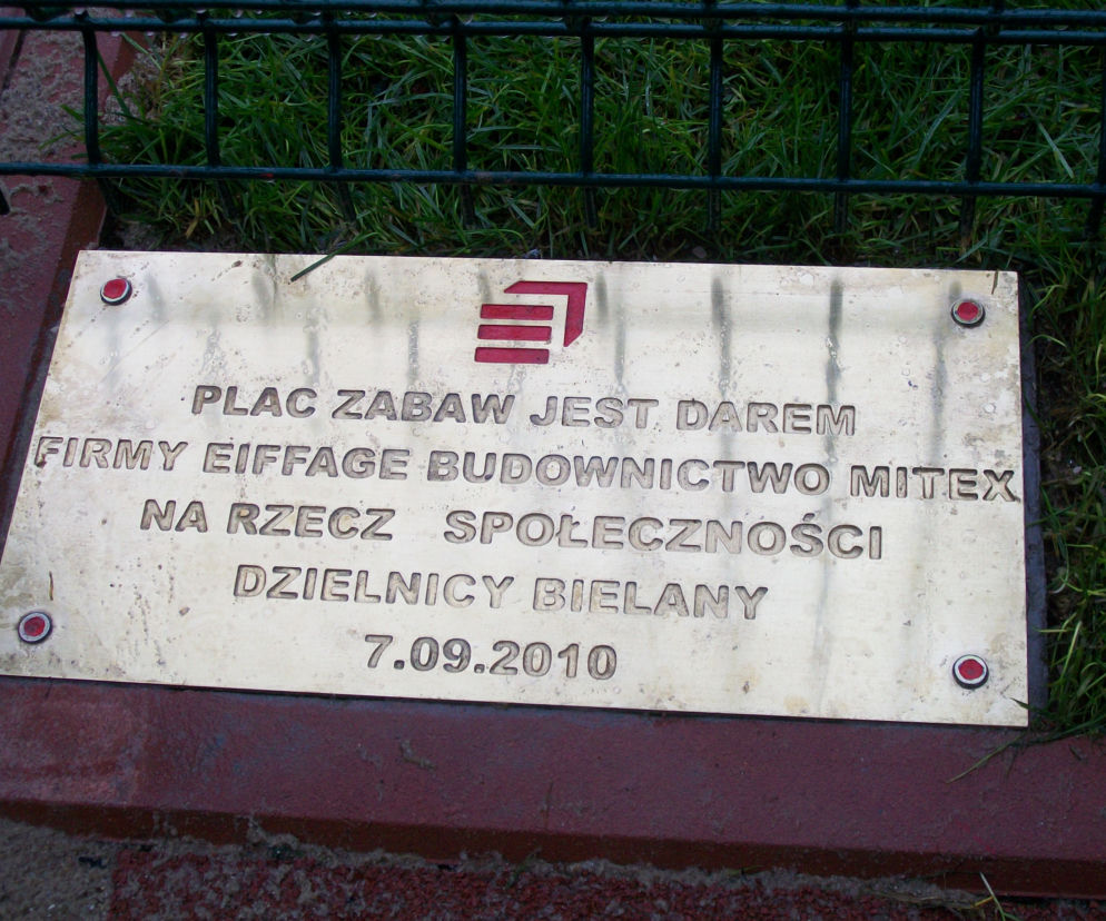 Tablica pamiątkowa, Plac Zabaw na warszawskich Bielanach