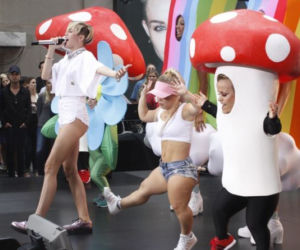 Miley Cyrus: Miley wystąpiła w towarzystwie karlic.