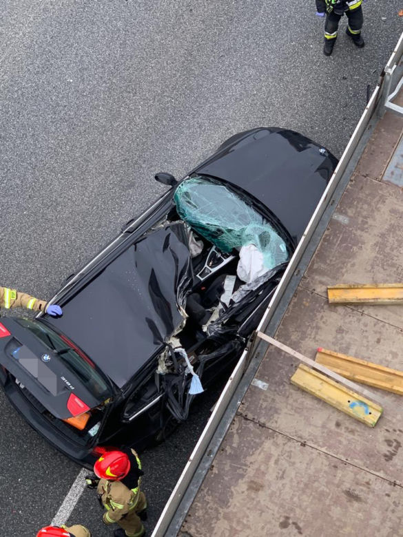 Poważny wypadek na S8. BMW rozpruło się o naczepę ciężarówki