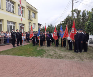 Dąbrówka Stany, gmina Skórzec: nowym wozem strażackim, po nowej drodze, do nowej szkoły