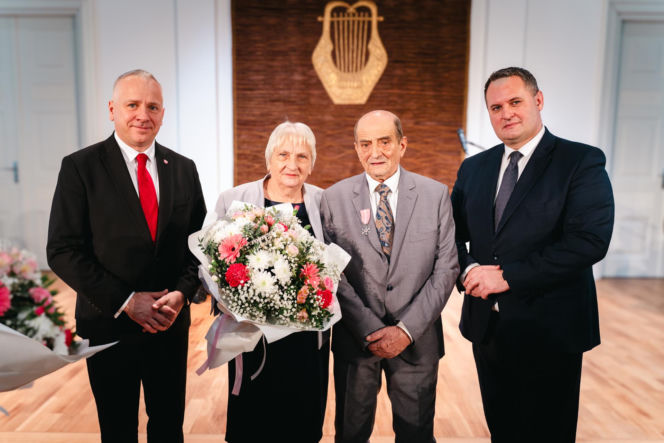 Złoty Gody par małżeńskich w Siedlcach - wręczenie pamiątkowych medali