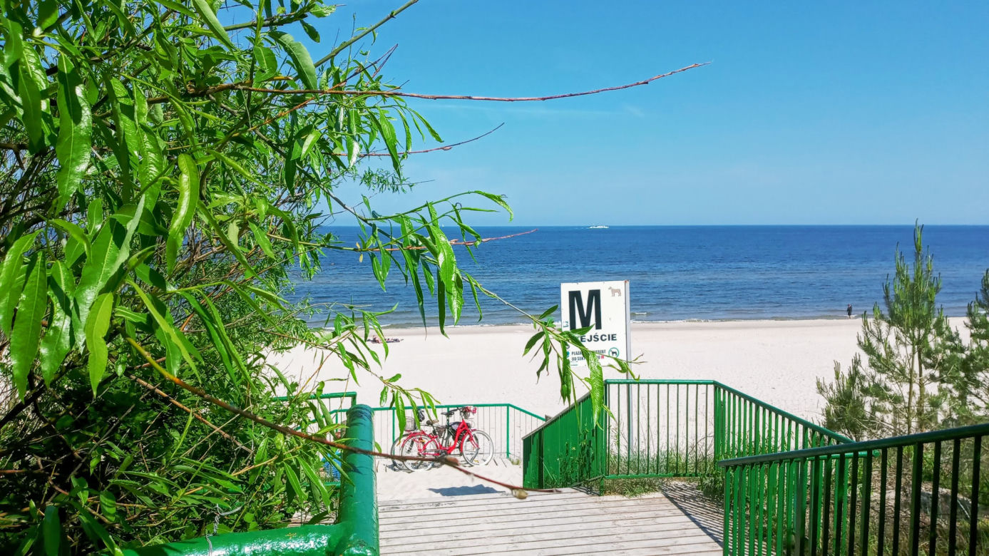 Rowerzyści kontra naturyści. Słynna naga plaża przestanie istnieć?