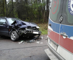 Volkswagen zderzył się z traktorem. Dwie osoby ranne 