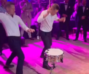 Bracia Mroczek popisali się na weselu Brzozowskiego nowym talentem! Takich scen nie ma w M jak miłość