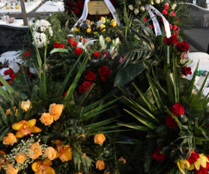 Morze kwiatów na grobie znanego i uwielbianego sklepikarza z Ząbek