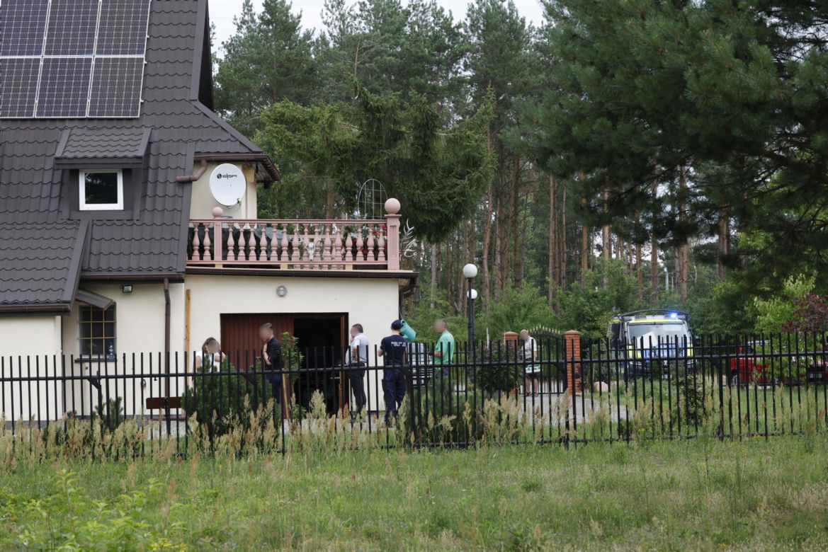 Zbrodnia pod Grójcem. Ksiądz przyznał się do zabójstwa. Policja przeszukała plebanię [ZDJĘCIA]. Kontener: Warszawa