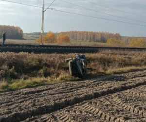 ZAKLIKÓW. Tragiczny wypadek na przejeździe kolejowym. Nie żyje kierowca osobówki