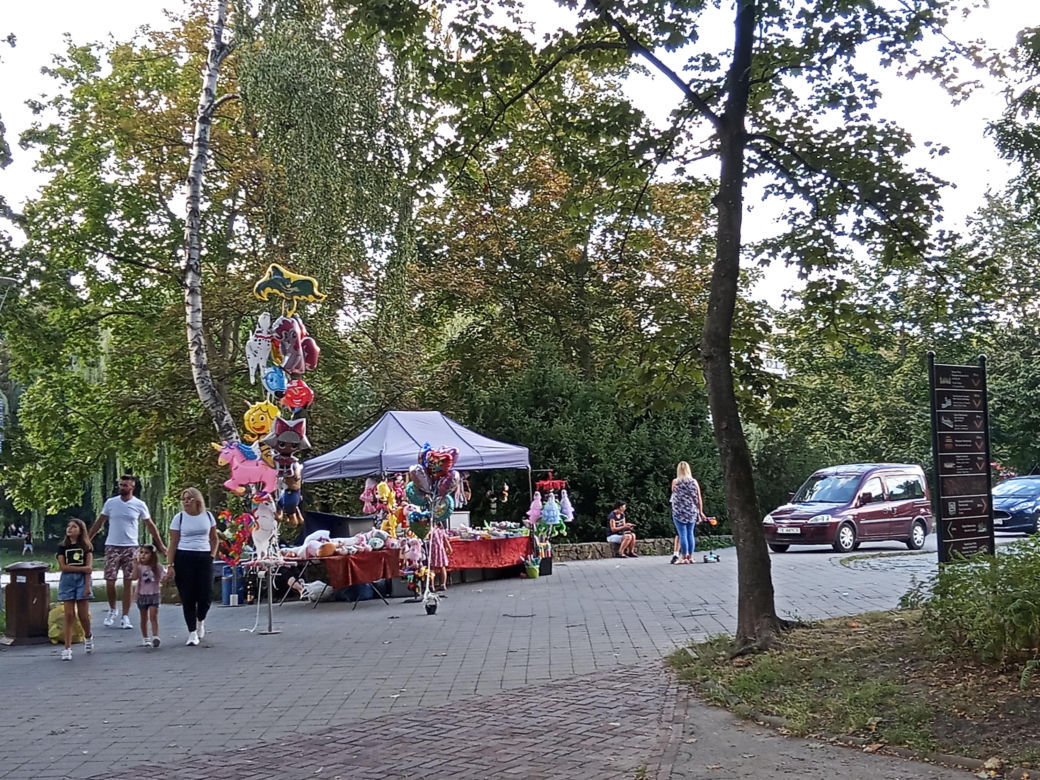 Ostatnia niedziela lata 2023 w Kielcach. Tłumy w centrum miasta