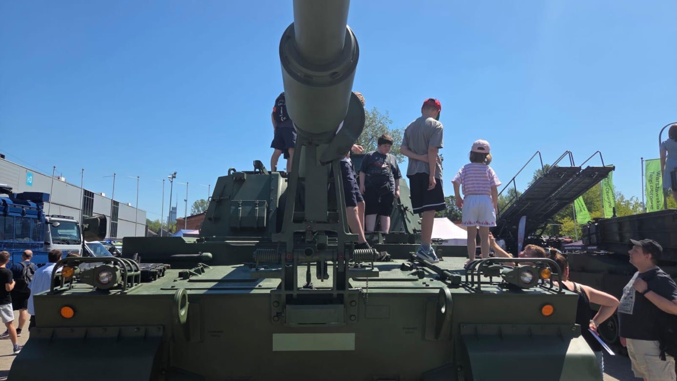 Tłum na warszawskich Targach Obronnych
