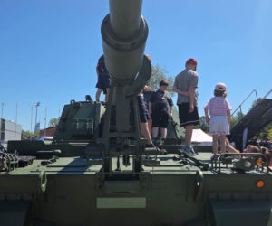 Tłum na warszawskich Targach Obronnych