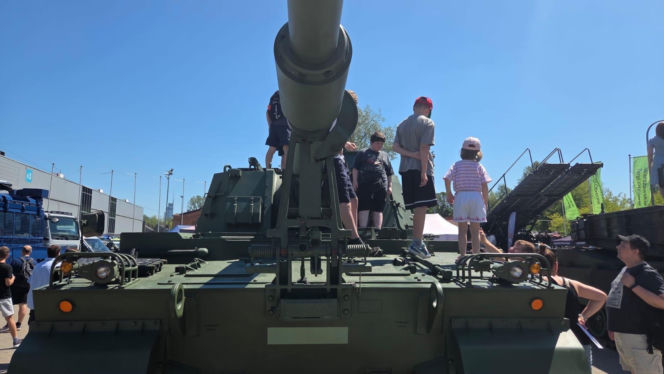 Tłum na warszawskich Targach Obronnych