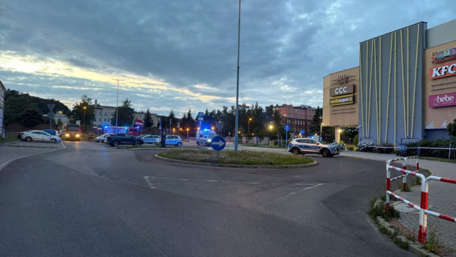 Ewakuacja galerii w Jeleniej Górze. Niewybuchy z II wojny światowej w koszu na śmieci i na trawniku