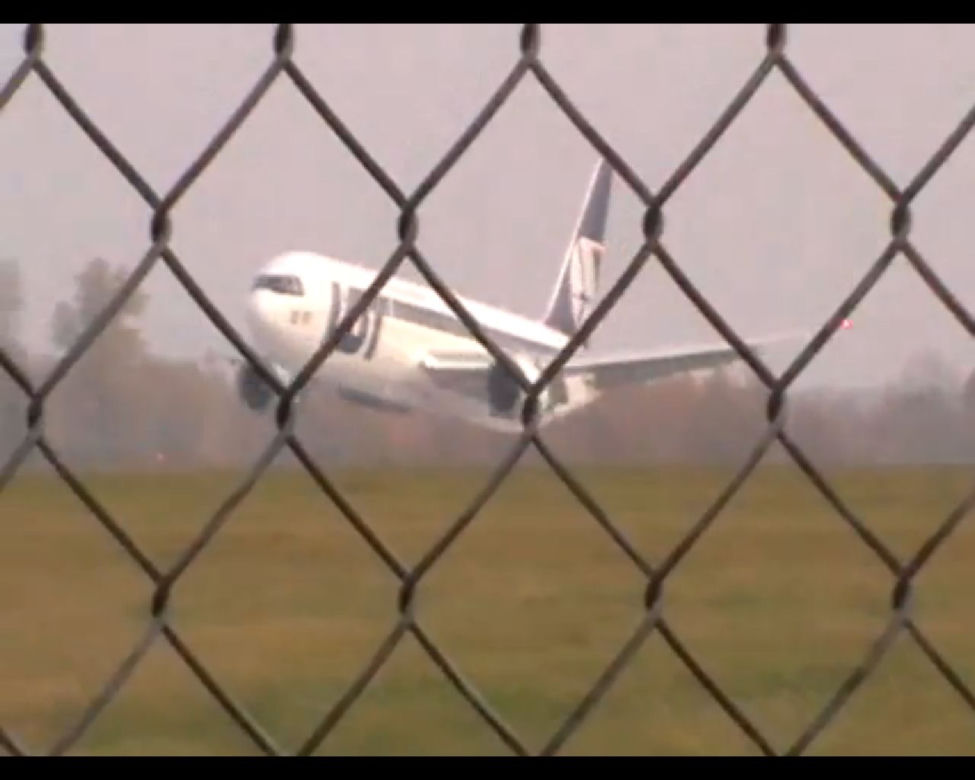 Awaryjne lądowanie Boeinga 767 na Okęciu - NOWE ZDJĘCIA