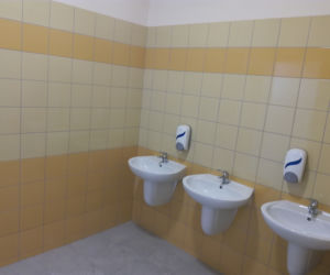 Jak wygląda rozbudowana część Szkoły Podstawowej w miejscowości Dąbrówka Stany przed zakupem wyposażenia?