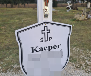 Grób Kacpra. Zginął, wchodząc z kolegami na lód w Zgodzie k. Jarosławia [ZDJĘCIA]