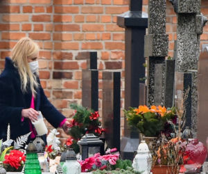 Monika Olejnik odwiedza grób rodziców
