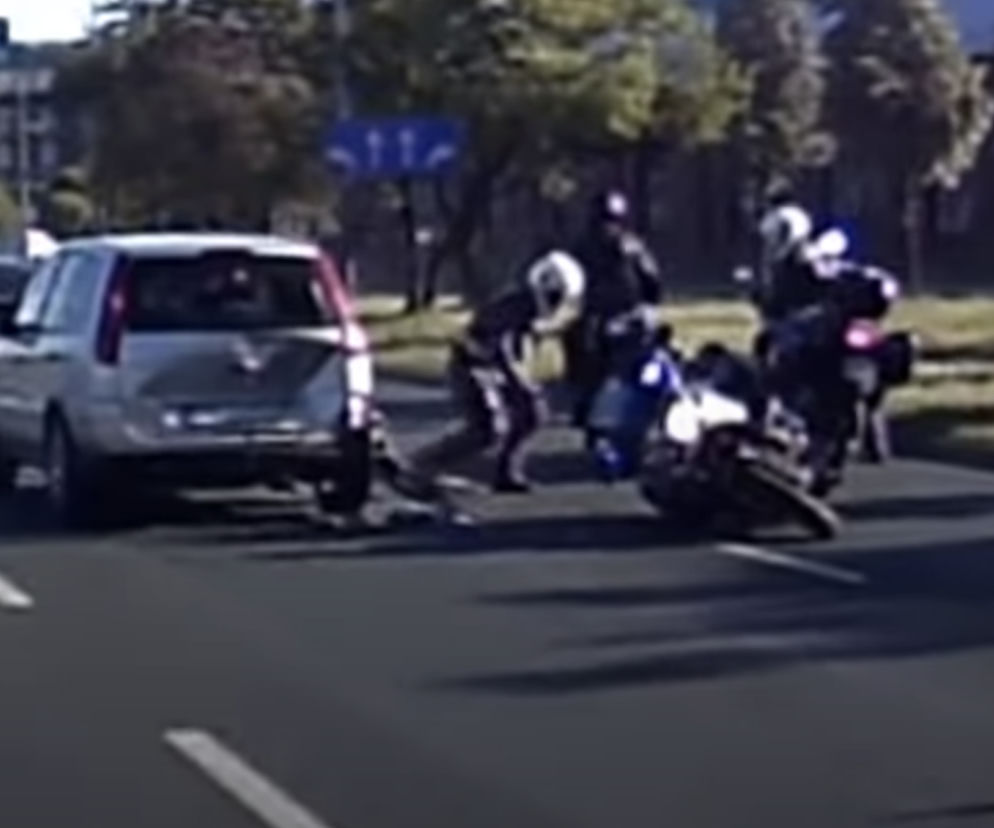 Policjant uderzył motocyklem w samochód