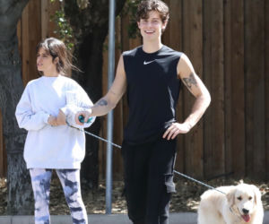 Shawn Mendes i Camila Cabello z psem na spacerze