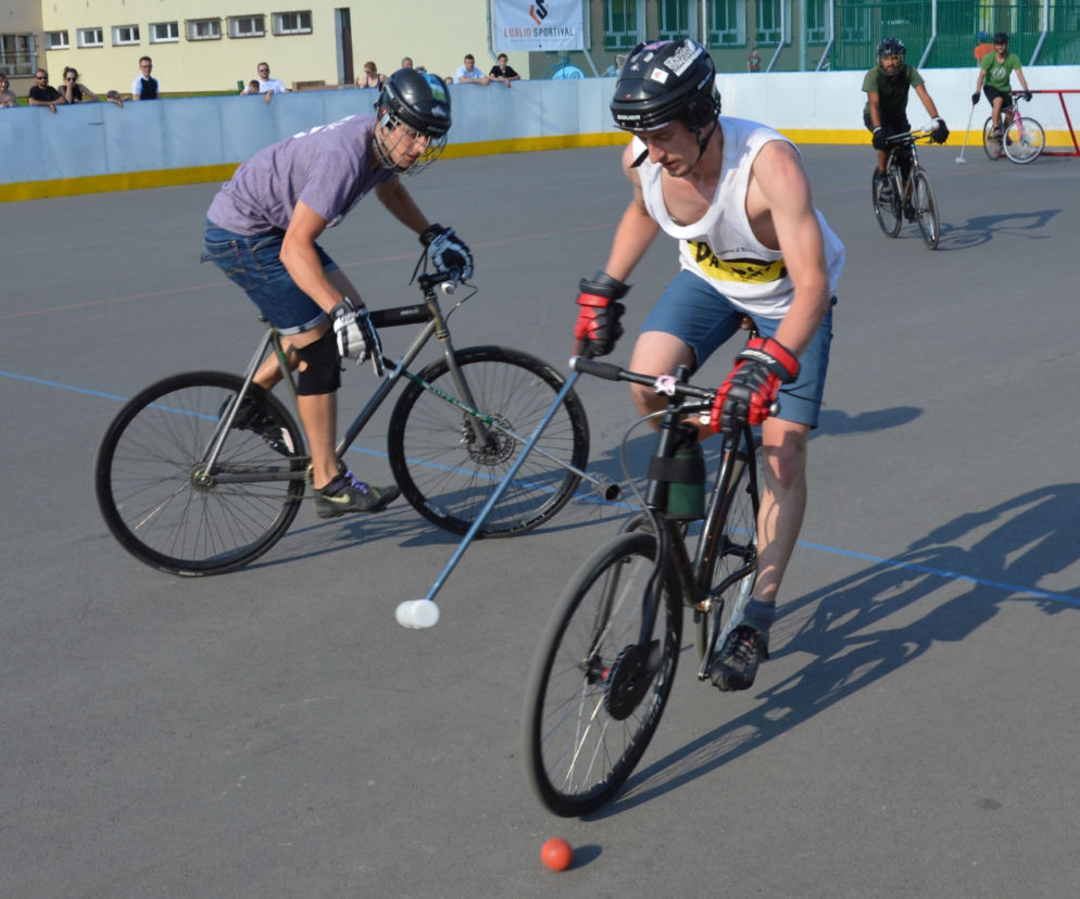 Bike Polo w Lublinie. Zamiast na konie, wsiadają na... rowery!