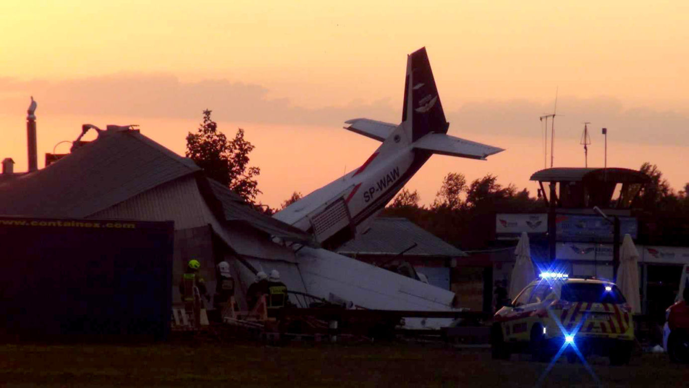 Chrcynno: Katastrofa lotnicza, samolot spadł na hangar. 5 osób nie żyje, wśród rannych dziecko