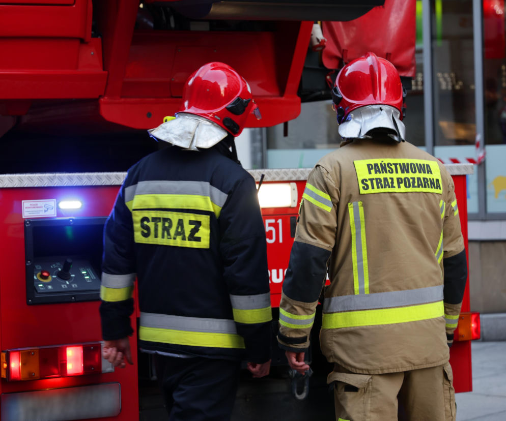 Spłonęło kilkanaście boksów. Nocny pożar targowiska w centrum Katowic