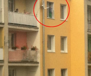 Pięciolatek na balkonie