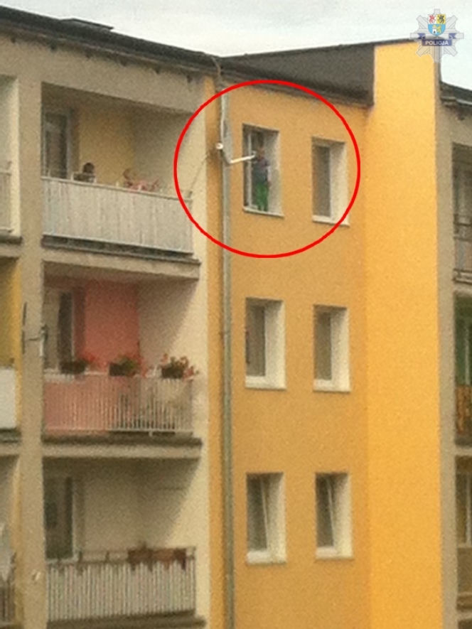 Pięciolatek na balkonie
