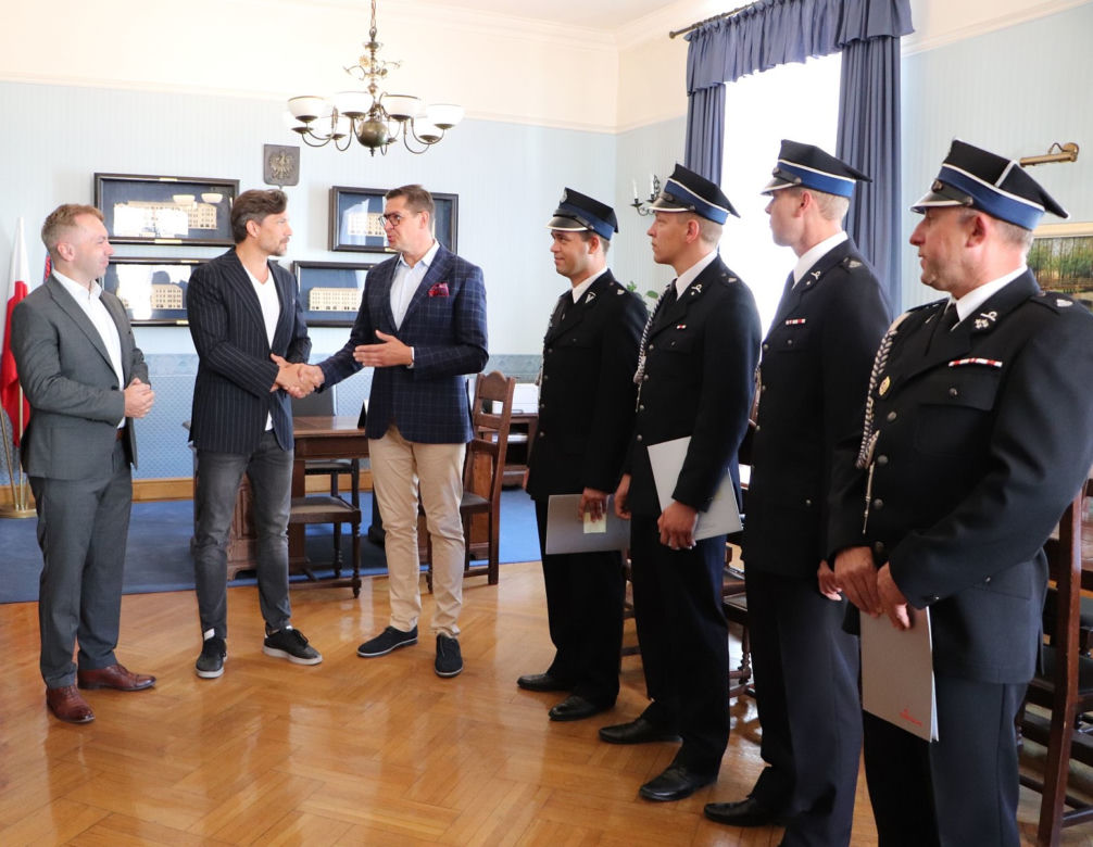 Promesy dla jednostek OSP! Kaliscy strażacy dostali pieniądze na zakup sprzętu [ZDJĘCIA] 