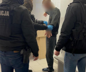 Łomża. Ukradł puszkę WOŚP, a później rzucił się z nożem na policjantów!